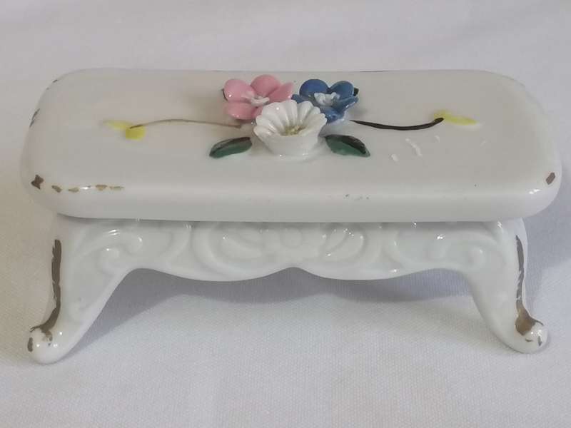 Beautiful porcelain living room set in very good condition.