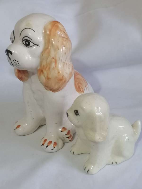 2x Vintage handpainted porcelian dogs in good condition.