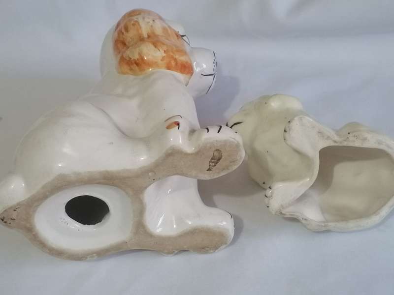 2x Vintage handpainted porcelian dogs in good condition.