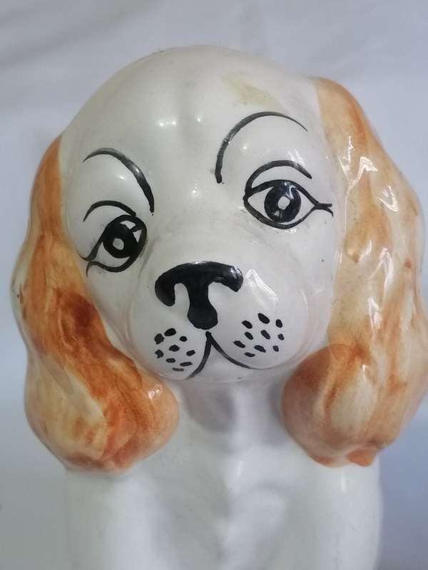 2x Vintage handpainted porcelian dogs in good condition.