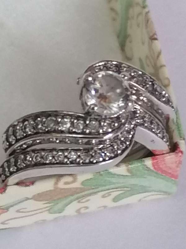 Stunning fine Sterling silver 925. ring with loose band, CZ stones - Size M.