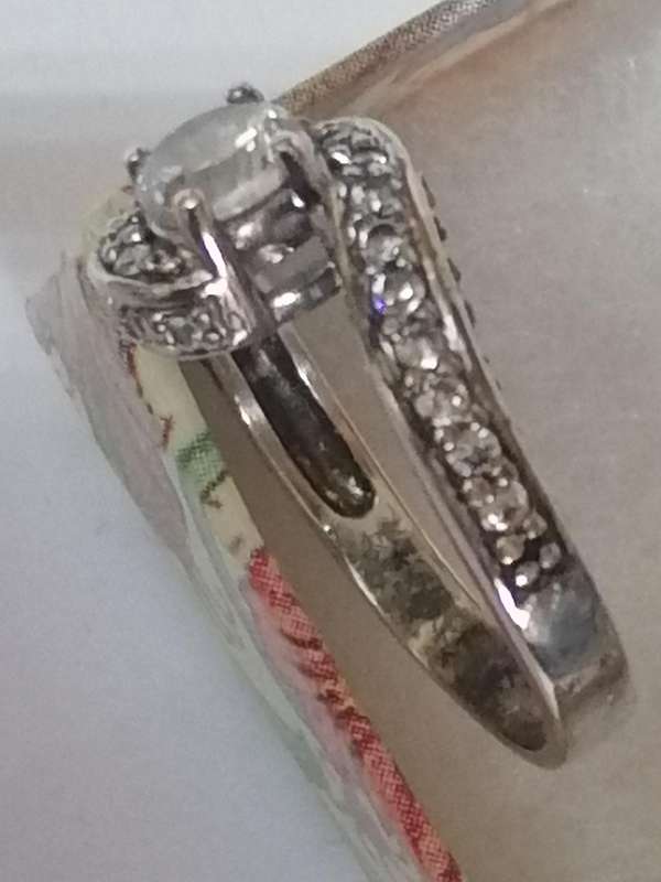 Stunning fine Sterling silver 925. ring with loose band, CZ stones - Size M.