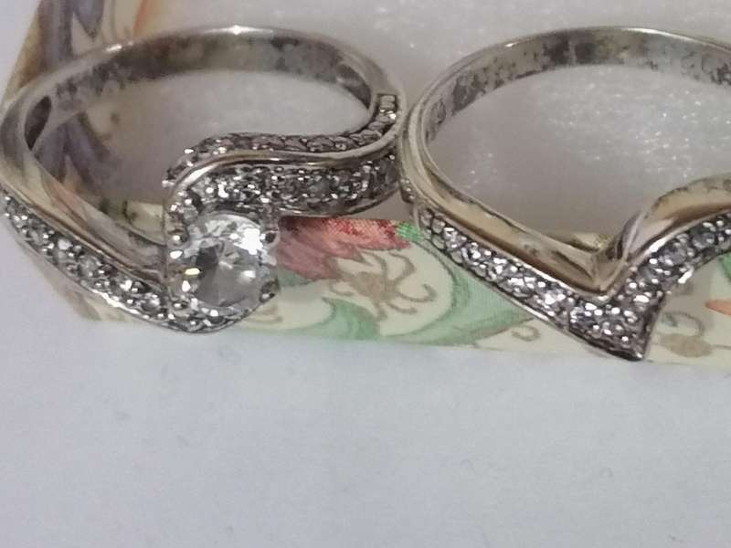 Stunning fine Sterling silver 925. ring with loose band, CZ stones - Size M.
