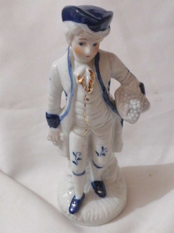6x Vintage Victorian Hand painted porcelain figurines., made in Taiwan