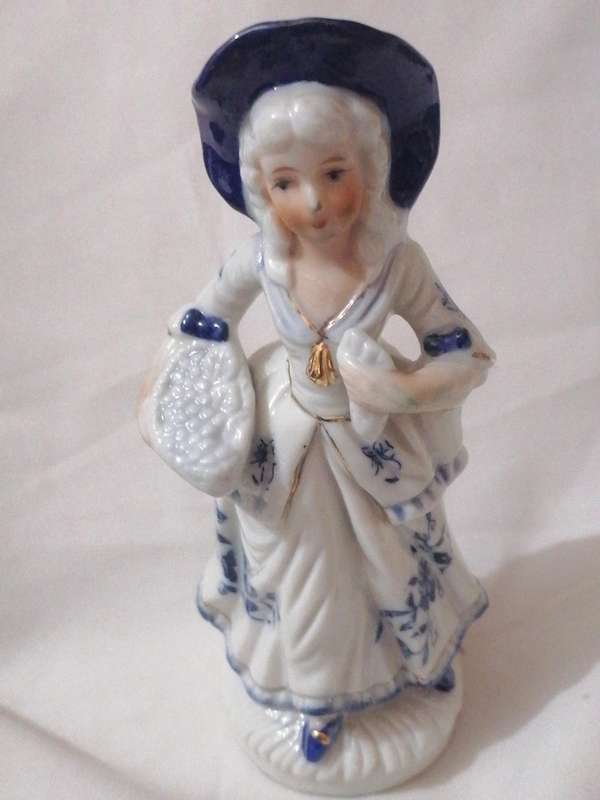 6x Vintage Victorian Hand painted porcelain figurines., made in Taiwan
