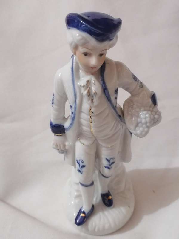 6x Vintage Victorian Hand painted porcelain figurines., made in Taiwan