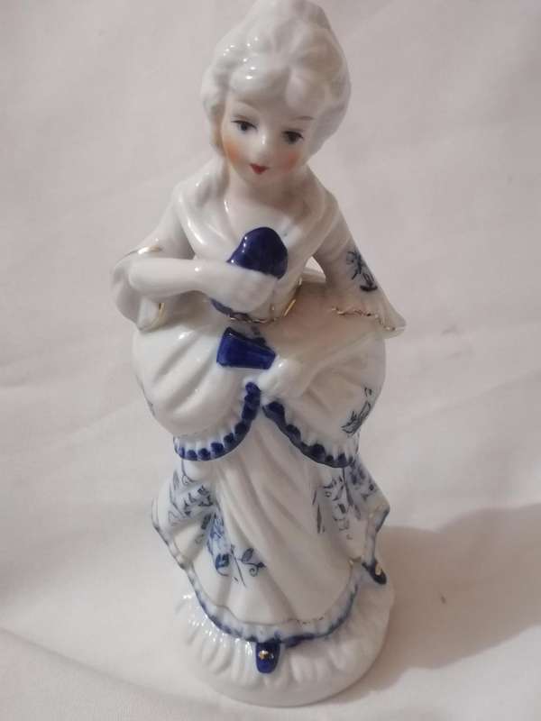 6x Vintage Victorian Hand painted porcelain figurines., made in Taiwan