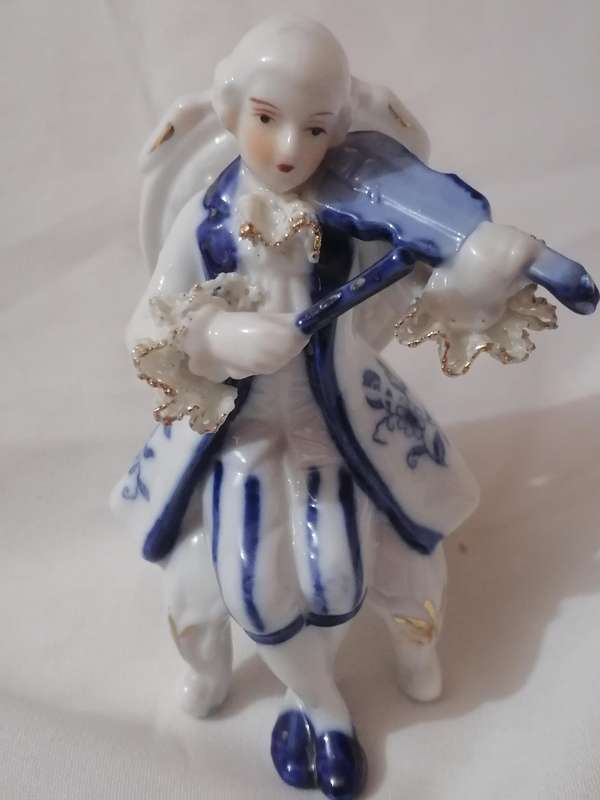 6x Vintage Victorian Hand painted porcelain figurines., made in Taiwan