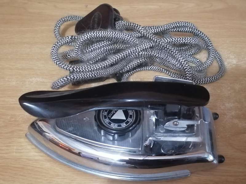 Vintage electric Trident flat pressing travel iron, 100% working, very good condition.