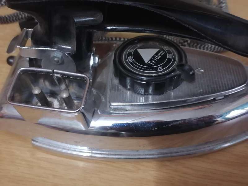 Vintage electric Trident flat pressing travel iron, 100% working, very good condition.