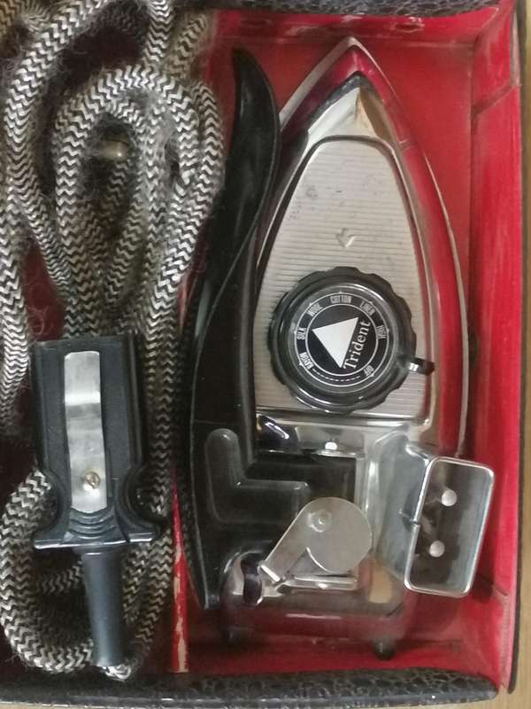 Vintage electric Trident flat pressing travel iron, 100% working, very good condition.