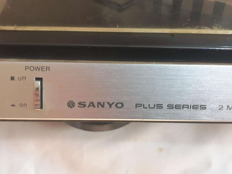 Quality Sanyo Plus series, 2 motor quartz PLL Derect Drive Turntable in very good working condition.