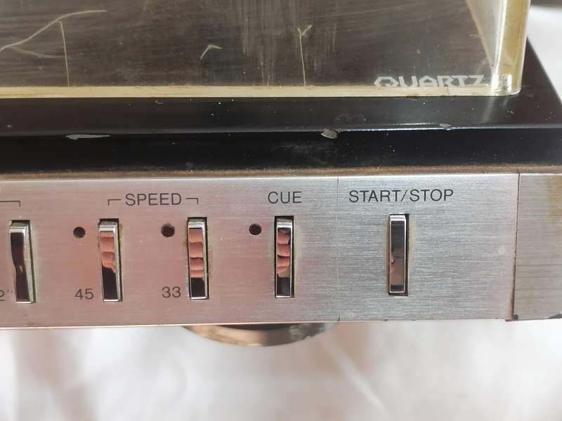 Quality Sanyo Plus series, 2 motor quartz PLL Derect Drive Turntable in very good working condition.