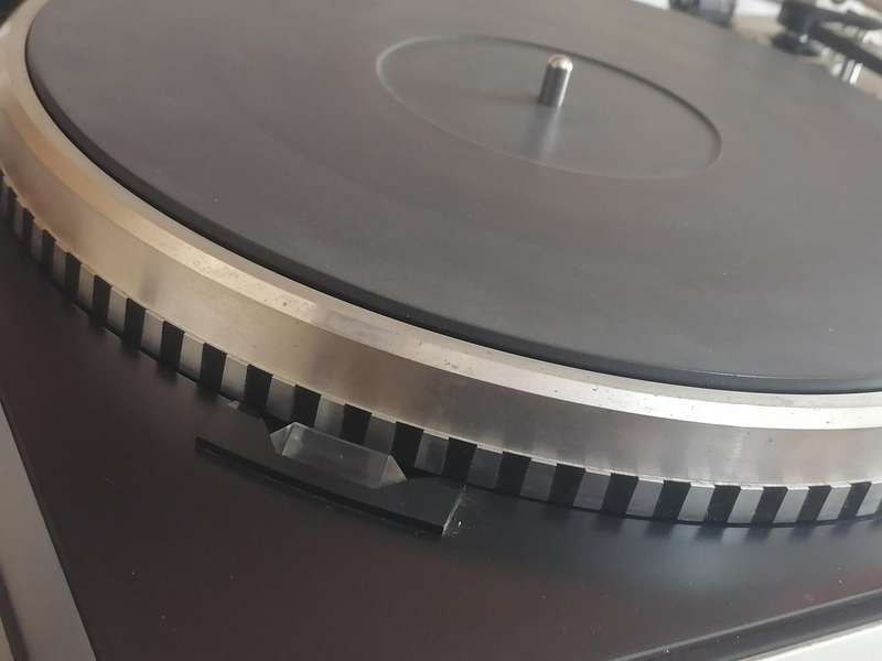 Quality Sanyo Plus series, 2 motor quartz PLL Derect Drive Turntable in very good working condition.
