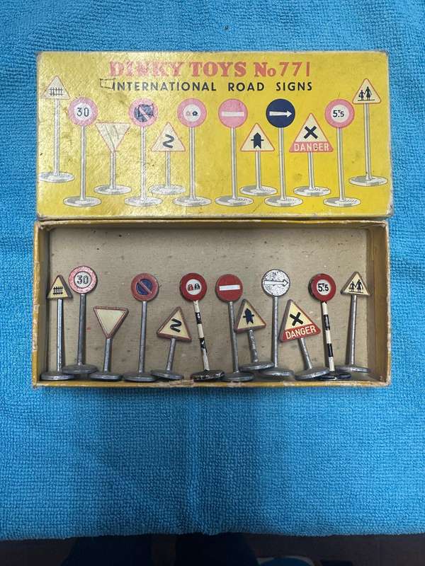 DINKY TOYS