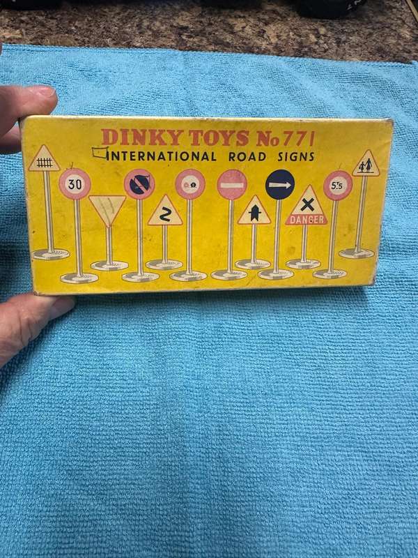 DINKY TOYS