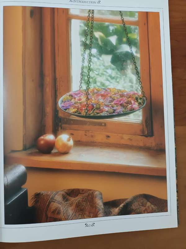 The Book of Pot Pourri: Fragrant Flower Mixes for Scenting & Decorating the Home