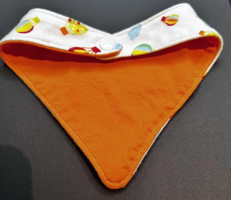 Baby bandana bib - newborn size (hot air balloon )