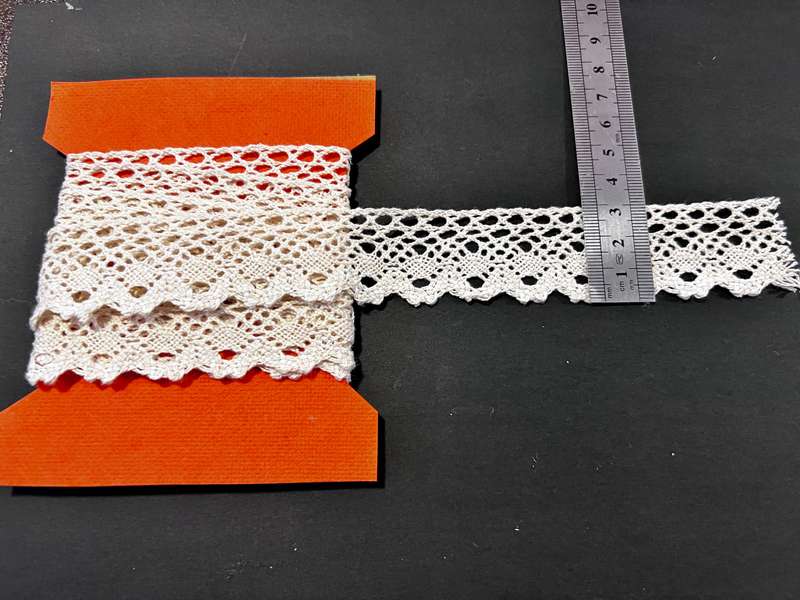 Vintage crochet style beige lace / trim