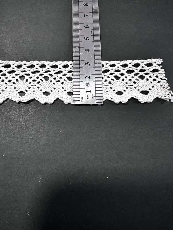 Vintage crochet style beige lace / trim