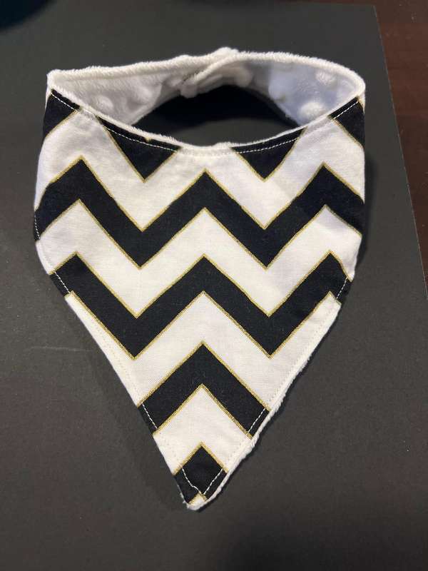 Baby bandana bib - baby to toddler (zig zag gender neutral)