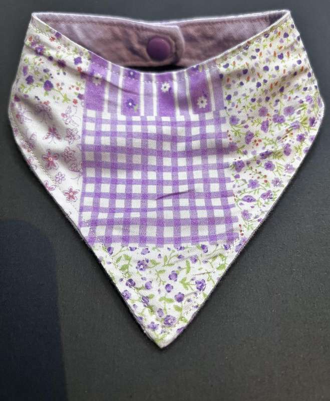 Baby bandana bib - newborn size (Lilac faux quilted look)