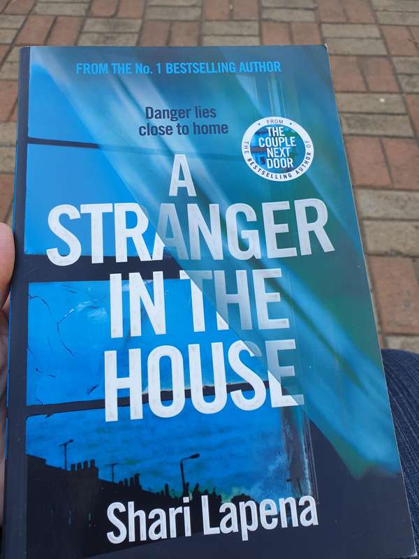 A stranger in the house - Shari Lapena