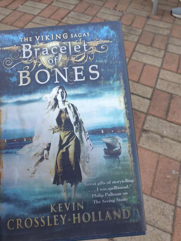 Bracelet of Bones - Kevin Crossley- Holland