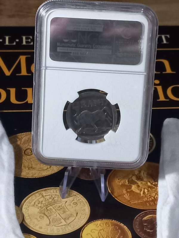 2000 RSA R5 Nelson Mandela - NGC Graded AU 58