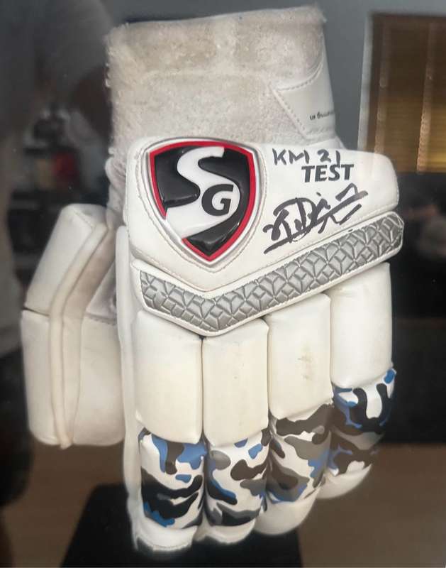 Cricket Glove Match Worn Signed and Boxed Kamindo Mendis