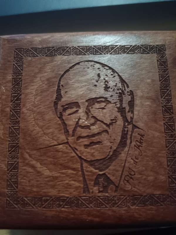 1/10th ounce Platinum (3.110g) FW De Klerk coin(UNC) in Capsule and wooden case with Certificate of