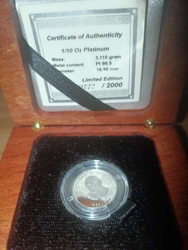 1/10th ounce Platinum (3.110g) FW De Klerk coin(UNC) in Capsule and wooden case with Certificate of