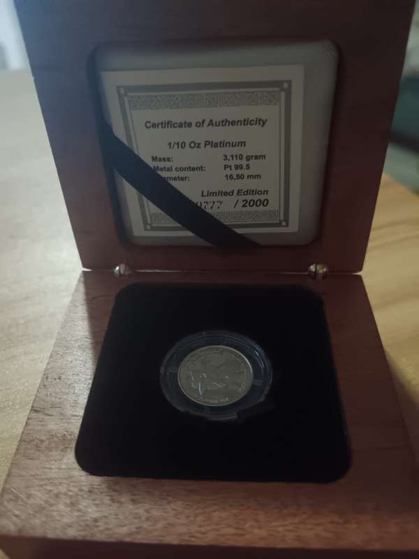1/10th ounce Platinum (3.110g) FW De Klerk coin(UNC) in Capsule and wooden case with Certificate of
