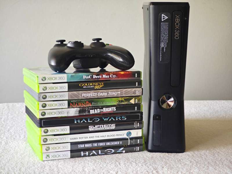 Xbox 360 Slim Console (250GB) + 10 Games