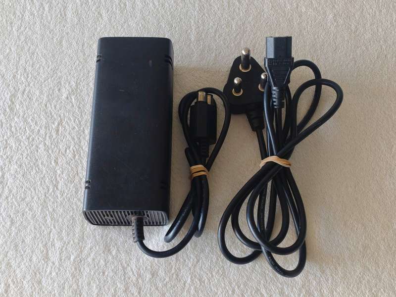 Xbox 360 Slim Console (250GB) + 10 Games