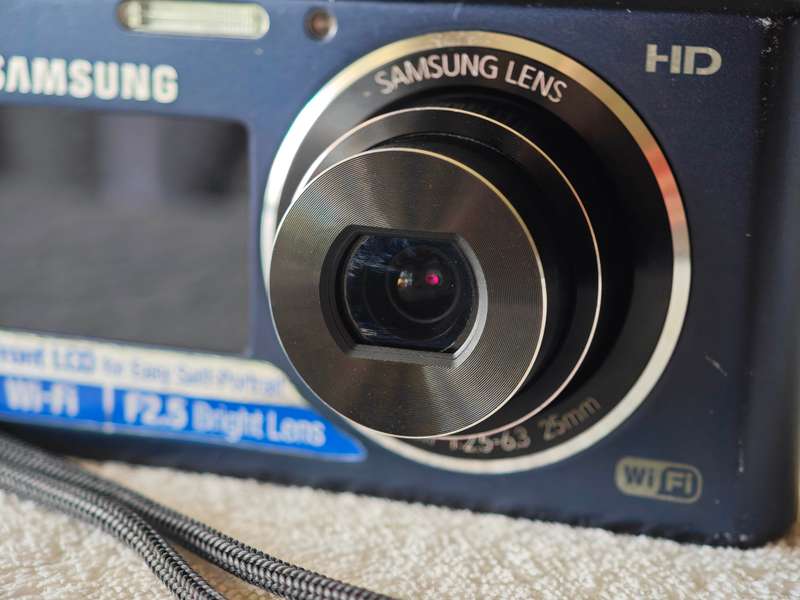 Samsung DV150F / Front LCD / 16.2MP / 5x Zoom - WiFi Compact Digital Camera