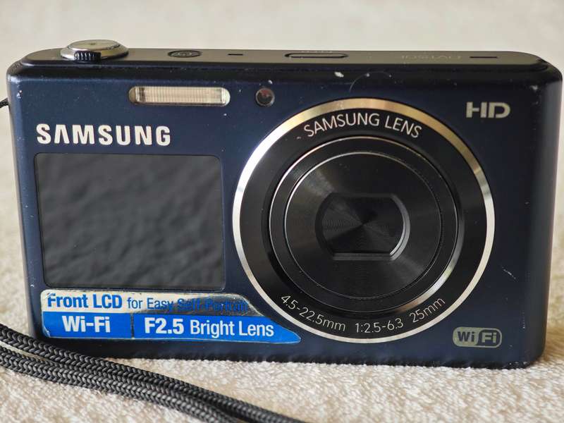 Samsung DV150F / Front LCD / 16.2MP / 5x Zoom - WiFi Compact Digital Camera