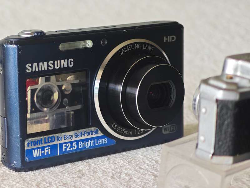 Samsung DV150F / Front LCD / 16.2MP / 5x Zoom - WiFi Compact Digital Camera