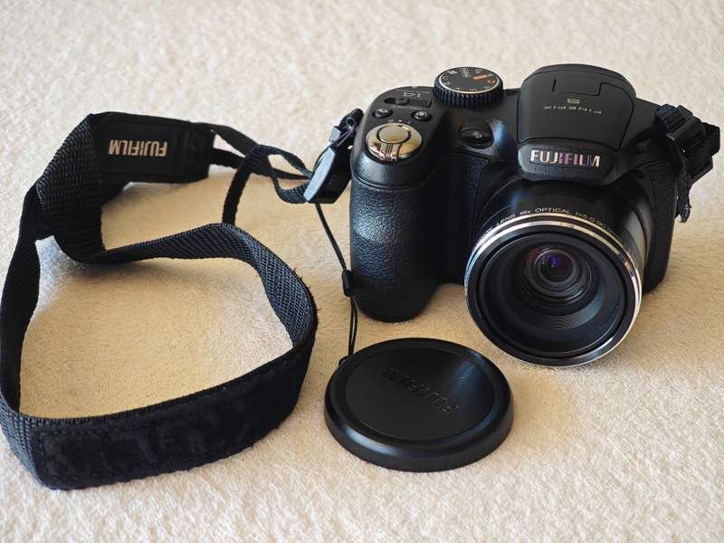 Fujifilm FinePix S2950 18x Zoom / 14mp - Digital Camera