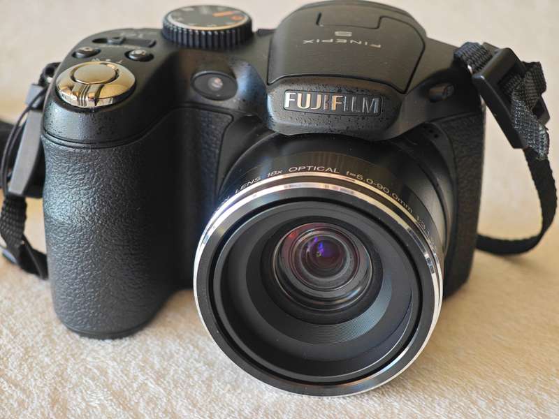 Fujifilm FinePix S2950 18x Zoom / 14mp - Digital Camera