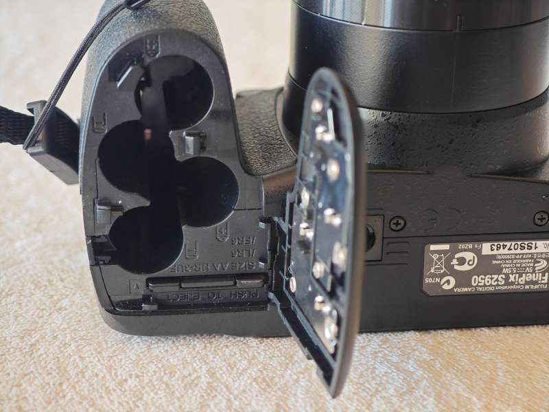 Fujifilm FinePix S2950 18x Zoom / 14mp - Digital Camera