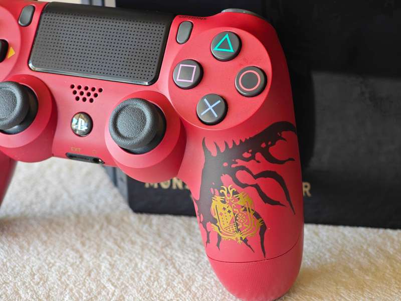 Playstation 4 Pro 1TB - Monster Hunter World Liolaeus Limited Edition Console