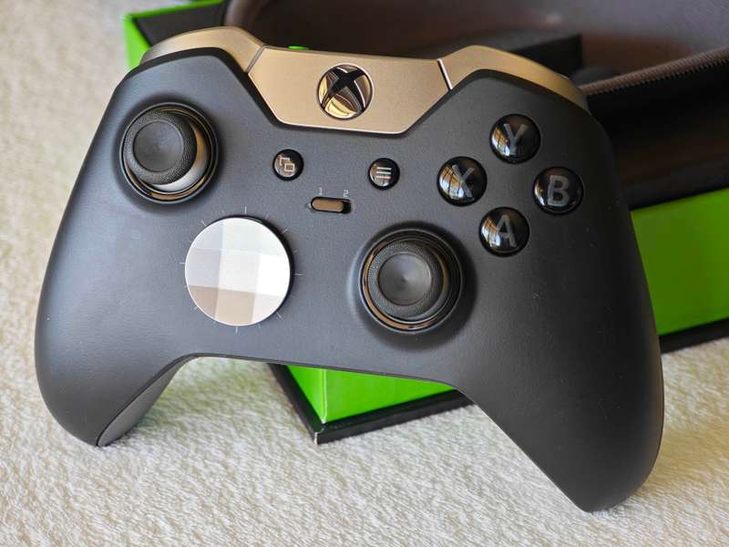 Xbox Elite Wireless Controller - Xbox One / Windows