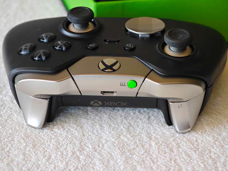 Xbox Elite Wireless Controller - Xbox One / Windows