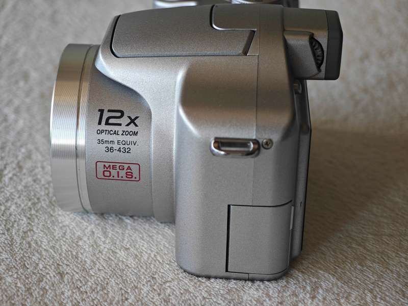 Panasonic Lumix DMC-FZ7 12x Zoom / 6MP - Digital Camera