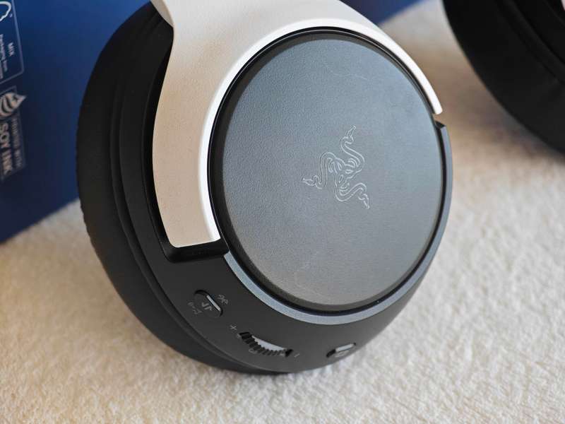 Razer Kaira Pro - Wireless Gaming Headset (PS5/PS4/PC/Mobile)