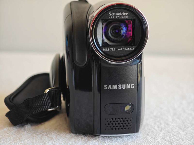 Samsung VP-DX105i PAL 34x Zoom DVD/SDHC Camcorder