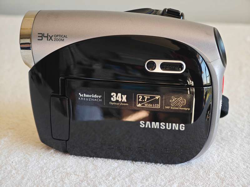Samsung VP-DX105i PAL 34x Zoom DVD/SDHC Camcorder