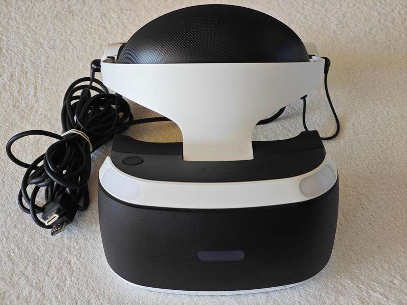 PSVR Headset + Playstation Move Controllers + Games
