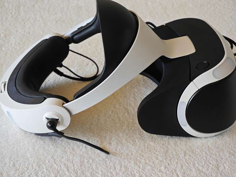 PSVR Headset + Playstation Move Controllers + Games
